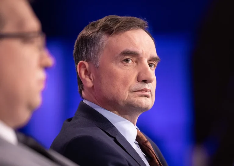 Sąd w Polsce podejmuje decyzję o zamrożeniu majątku i rachunków bankowych Zbigniewa Ziobry w związku z zarzutami nadużycia władzy.