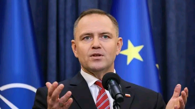 Sąd Najwyższy w Polsce nakazuje aresztowanie prezydenta elekta Karola Nawrockiego po ujawnieniu wyciekłych dowodów, z których wynika, że znał wyniki wyborów, zanim głosy zostały policzone. Ujawniono ogromne wyborcze