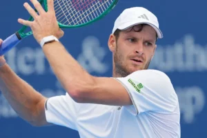 „Hurkacz szukał odpowiedzi po dwóch słabszych setach. Trzy godziny walki z 104. tenisistą rankingu ATP.”