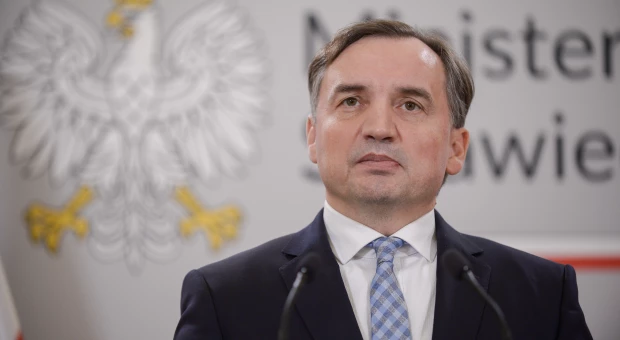 Zbigniew Ziobro rzekomo miał doznać zawału po powrocie do Polski. Nowe doniesienia w sprawie Sądu Najwyższego i wyników wyborów Wokół Zbigniewa Ziobry ponownie pojawiły się informacje, które wywołały duże zainteresowanie opinii publicznej. W przestrzeni medialnej zaczęły krążyć doniesienia sugerujące, że były minister sprawiedliwości miał rzekomo doznać zawału po powrocie do Polski. Jednocześnie pojawiają się twierdzenia dotyczące nowych działań Sądu Najwyższego związanych z wynikami wyborów prezydenckich. Na tym etapie należy jednak podkreślić, że część tych informacji nie została oficjalnie potwierdzona. Sprawa jest szczególnie emocjonująca ze względu na wcześniejsze kontrowersje wokół Zbigniewa Ziobry i jego sytuacji prawnej. Były minister od dłuższego czasu znajduje się w centrum zainteresowania opinii publicznej, a jego nazwisko regularnie pojawia się w kontekście sporów politycznych i postępowań dotyczących funkcjonowania wymiaru sprawiedliwości. Niepotwierdzone informacje o stanie zdrowia Najbardziej niepokojącym elementem najnowszych doniesień są informacje dotyczące zdrowia Ziobry. Według krążących przekazów polityk miał rzekomo doznać zawału po powrocie do Polski. Nie ma jednak podstaw, aby przedstawiać tę informację jako potwierdzony fakt bez oficjalnego komunikatu lekarzy, rodziny lub przedstawicieli samego polityka. Informacje dotyczące zdrowia osób publicznych wymagają szczególnej ostrożności. W przypadku tak poważnego wydarzenia jak zawał serca bardzo łatwo może dojść do rozpowszechnienia plotki, która następnie jest powielana przez kolejne profile i portale bez niezależnego potwierdzenia. Dlatego obecnie najważniejsze pozostaje ustalenie, czy pojawił się wiarygodny komunikat potwierdzający stan zdrowia byłego ministra. Do tego czasu należy mówić o niepotwierdzonych doniesieniach, a nie o pewnym zdarzeniu. Powrót do Polski i polityczne emocje Sytuacja Ziobry od dawna budzi ogromne emocje. Były minister jest jednym z najbardziej rozpoznawalnych polityków polskiej prawicy i przez lata odgrywał ważną rolę w sporach dotyczących reformy sądownictwa. Jego działalność polityczna była wielokrotnie krytykowana przez przeciwników, podczas gdy jego zwolennicy przedstawiali go jako polityka zdecydowanie broniącego własnych przekonań dotyczących państwa i wymiaru sprawiedliwości. Każda informacja dotycząca jego sytuacji prawnej lub osobistej szybko staje się więc przedmiotem politycznej dyskusji. Tak jest również w przypadku najnowszych doniesień. Wątek Sądu Najwyższego Drugim elementem sprawy są informacje dotyczące Sądu Najwyższego i wyników wyborów prezydenckich. W internecie pojawiły się twierdzenia, że Sąd Najwyższy miał zażądać przedstawienia „prawdziwych wyników wyborów” w ciągu 48 godzin. Takie sformułowanie wymaga jednak dokładnego wyjaśnienia. Oficjalne wyniki wyborów w Polsce są ustalane i ogłaszane przez Państwową Komisję Wyborczą na podstawie procedur przewidzianych prawem. Sąd Najwyższy pełni natomiast określone funkcje związane z kontrolą wyborów, w tym rozpatrywaniem protestów wyborczych oraz stwierdzeniem ważności wyboru prezydenta. Dlatego samo pojawienie się informacji o żądaniu określonych dokumentów czy danych nie oznacza automatycznie, że oficjalne wyniki wyborów zostały zakwestionowane albo że istnieją inne „prawdziwe” wyniki. Kim jest Marciniak w tej sprawie? W krążących przekazach pojawia się również nazwisko Marciniaka. Warto jednak zachować ostrożność w opisywaniu jego rzekomej reakcji. Określenie, że dana osoba jest „w panice”, jest oceną lub elementem narracji medialnej, a nie obiektywnym faktem, chyba że istnieje konkretna wypowiedź lub dokument potwierdzający takie zachowanie. W przypadku osób pełniących funkcje publiczne szczególnie istotne jest oddzielenie informacji od komentarza. Można opisać oficjalne decyzje, dokumenty czy wypowiedzi, ale przypisywanie komuś strachu, paniki lub innych emocji wymaga wiarygodnego źródła. 48 godzin może budzić pytania Jeżeli rzeczywiście pojawiło się formalne żądanie przedstawienia określonych dokumentów w terminie 48 godzin, istotne byłoby ustalenie dokładnej treści takiego postanowienia lub pisma. Sam termin może mieć znaczenie proceduralne, ale bez znajomości dokumentu nie można jednoznacznie określić jego konsekwencji. Właśnie dlatego w tego typu sprawach kluczowe znaczenie mają dokumenty źródłowe. Nagłówki publikowane w mediach społecznościowych mogą być znacznie bardziej sensacyjne niż treść decyzji organu państwowego. Spór o wybory może mieć poważne konsekwencje Każde podważenie prawidłowości procesu wyborczego jest sprawą o ogromnym znaczeniu dla państwa. Wybory prezydenckie są jednym z najważniejszych mechanizmów demokratycznych, dlatego wszelkie zarzuty dotyczące ich przebiegu powinny być analizowane przede wszystkim na podstawie dowodów i oficjalnych dokumentów. Nie oznacza to jednak, że każda informacja o kontroli wyborów czy rozpatrywaniu protestów jest dowodem na istnienie nieprawidłowości. Kontrola prawidłowości wyborów jest częścią systemu demokratycznego i sama w sobie nie przesądza o wyniku postępowania. Ziobro ponownie w centrum uwagi Niezależnie od tego, jak zakończy się obecny spór, nazwisko Zbigniewa Ziobry ponownie znalazło się w centrum zainteresowania. Doniesienia dotyczące jego zdrowia połączone z informacjami o działaniach instytucji państwowych tworzą niezwykle emocjonalną narrację. Najważniejsze pozostaje jednak rozdzielenie potwierdzonych informacji od niezweryfikowanych przekazów. Jeśli rzeczywiście doszło do poważnego zdarzenia zdrowotnego, powinny pojawić się wiarygodne informacje dotyczące stanu polityka. Jeśli natomiast Sąd Najwyższy podjął formalne działania dotyczące dokumentacji wyborczej, ich zakres powinien być możliwy do zweryfikowania w oficjalnych materiałach. W obecnej sytuacji określenia takie jak „rzekomy zawał”, „panika” czy „prawdziwe wyniki wyborów” powinny być traktowane z dużą ostrożnością. Ostateczne ustalenia mogą bowiem znacząco różnić się od wersji przedstawianych w mediach społecznościowych. Sprawa pokazuje również, jak szybko informacje dotyczące polskiej polityki mogą przerodzić się w ogromny medialny konflikt. W przypadku tak poważnych tematów, jak zdrowie polityka czy prawidłowość wyborów, najważniejsze powinny być fakty, oficjalne dokumenty oraz wypowiedzi osób bezpośrednio zaangażowanych w sprawę. Dopiero wtedy będzie można odpowiedzialnie ocenić, co rzeczywiście wydarzyło się wokół Zbigniewa Ziobry i czy informacje dotyczące Sądu Najwyższego mają potwierdzenie w oficjalnych działaniach instytucji państwowych.