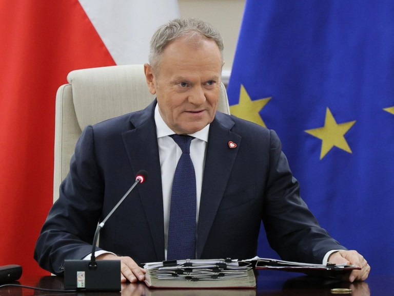 Donald Tusk pod ogromną presją, by ustąpić przed wyborami w Polsce w 2027 roku, ogłaszając 2 ważne decyzje”*