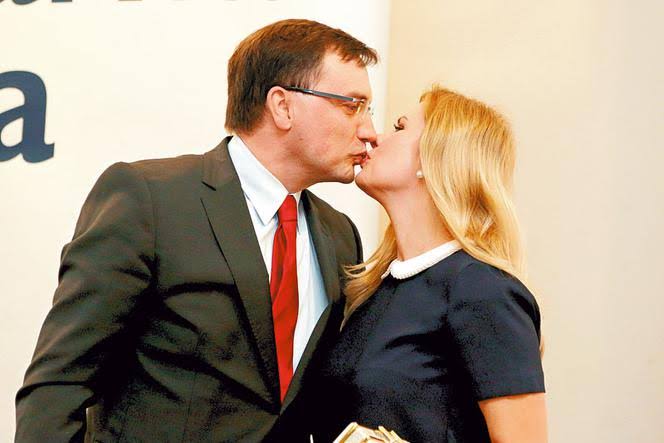 Małżeństwo i kariera polityczna Zbigniewa Ziobry w poważnych tarapatach. Żona grozi ujawnieniem nocnych wiadomości