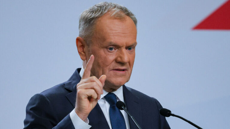 Donald Tusk mierzy się z zarzutami dotyczącymi wykorzystania środków publicznych na kampanię wyborczą w 2027 roku.