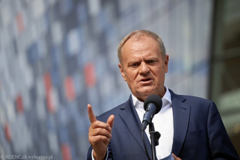 Donald Tusk reaguje na śmiertelny wypadek kolejowy w Sokolnikach. „Musimy zaostrzyć przepisy”