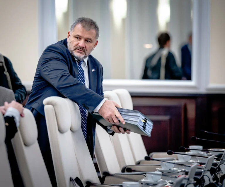 „Niepotrzebne zamieszanie”. Rząd jest zirytowany wpadką. „Waldek jest wściekły”.